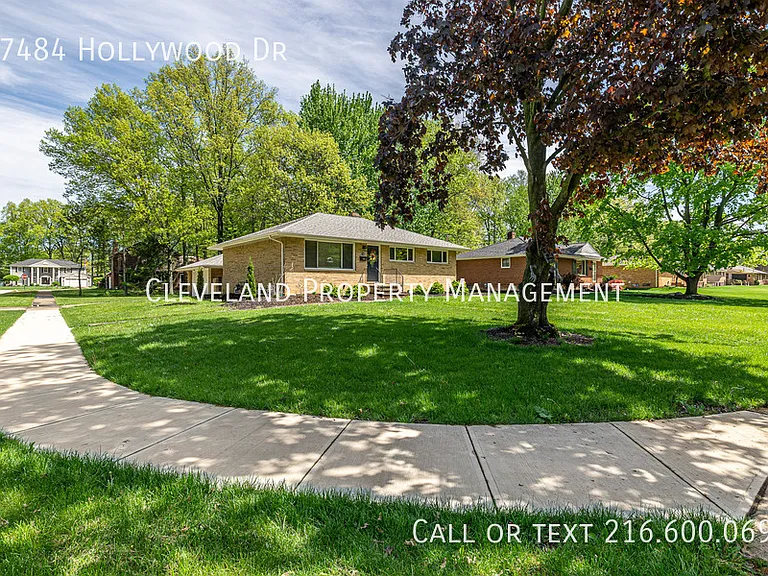 27484 Hollywood Dr — Photo 2