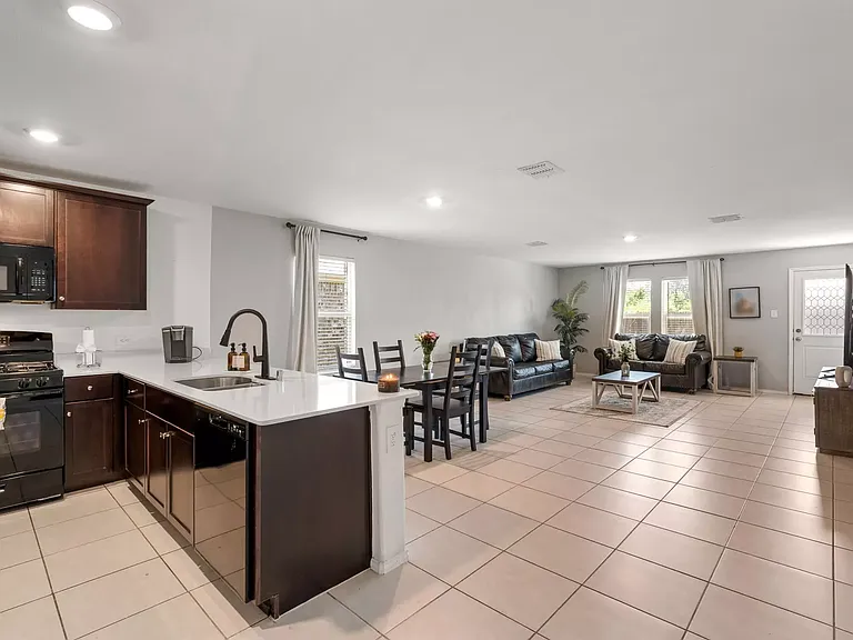 709 Odlozil Ln — Photo 4