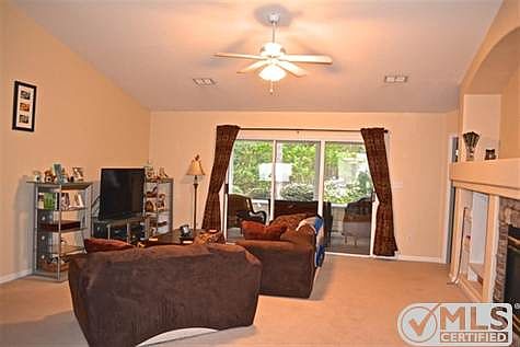 5th image of 953 Park View Dr