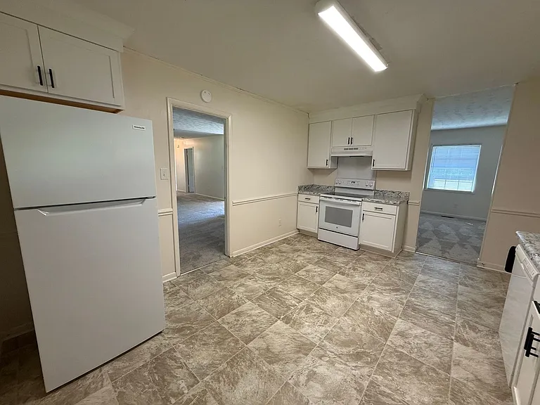403 Thomas Dr — Photo 4