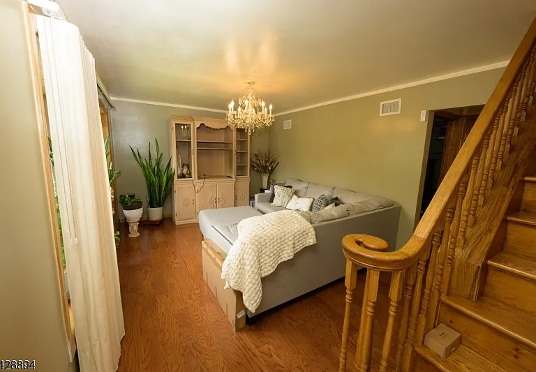 487 Macarthur Ave — Photo 4