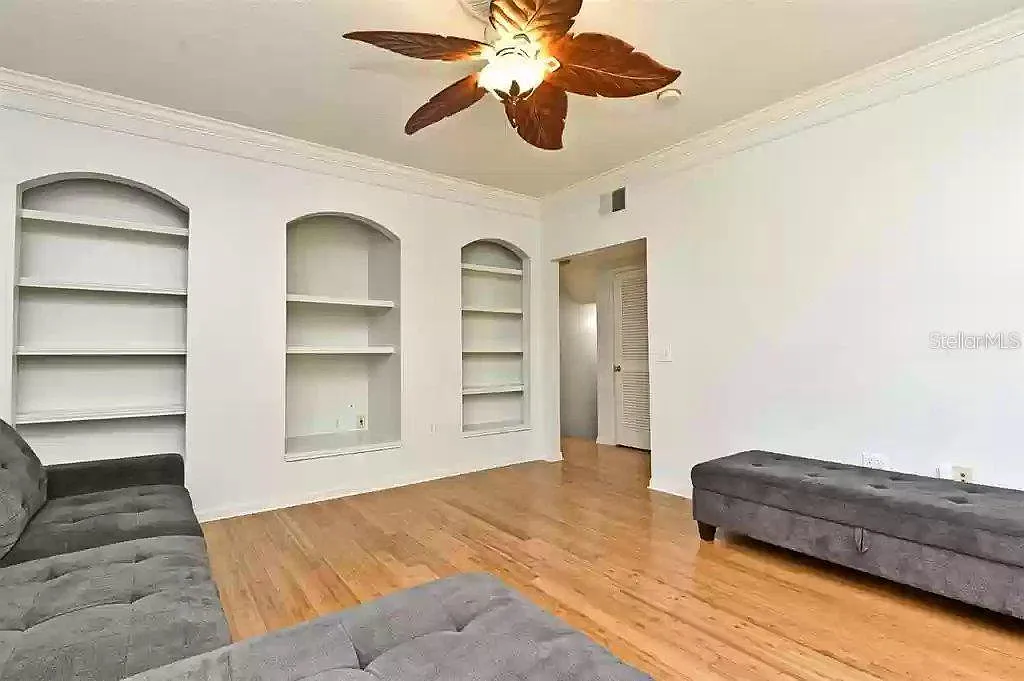 4 bed, 2.5 bath, 2091 sqft, $3,000 — Photo 2