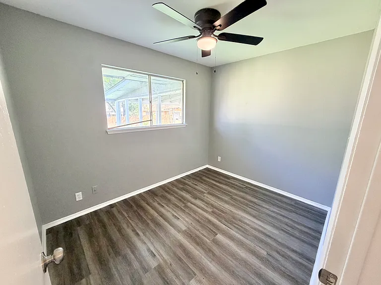 102 Charing Cross Ln — Photo 24