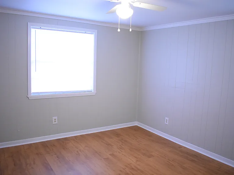 221 N Sanders St — Photo 12