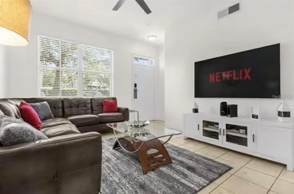 3 bed, 2.0 bath, 1296 sqft, $2,200 — Photo 2