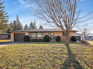 466 Southhill Dr, Roseville, MN 55113