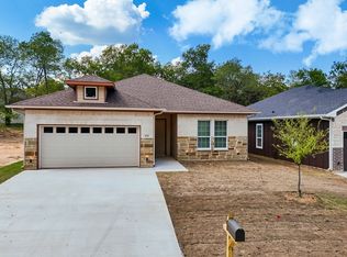 411 Henderson St, Bonham, TX 75418