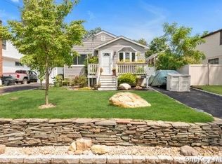 37 Hickory Rd, Bayville, NY 11709