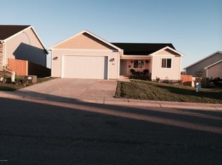 221 College Park Cir, Gillette, WY 82718