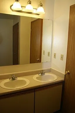 Adams Court Apartments — Photo 51