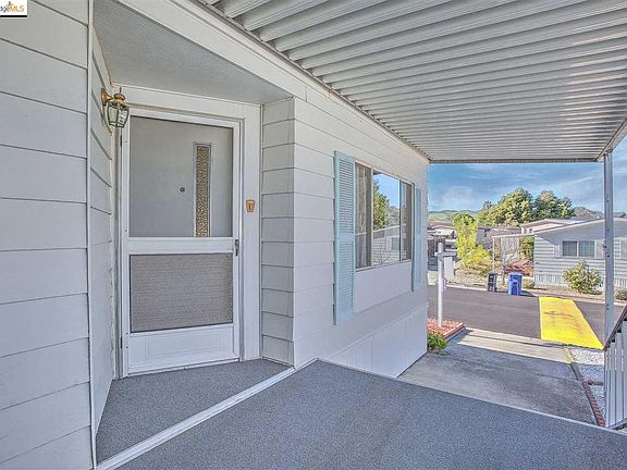 4th image of 275 Luau Dr