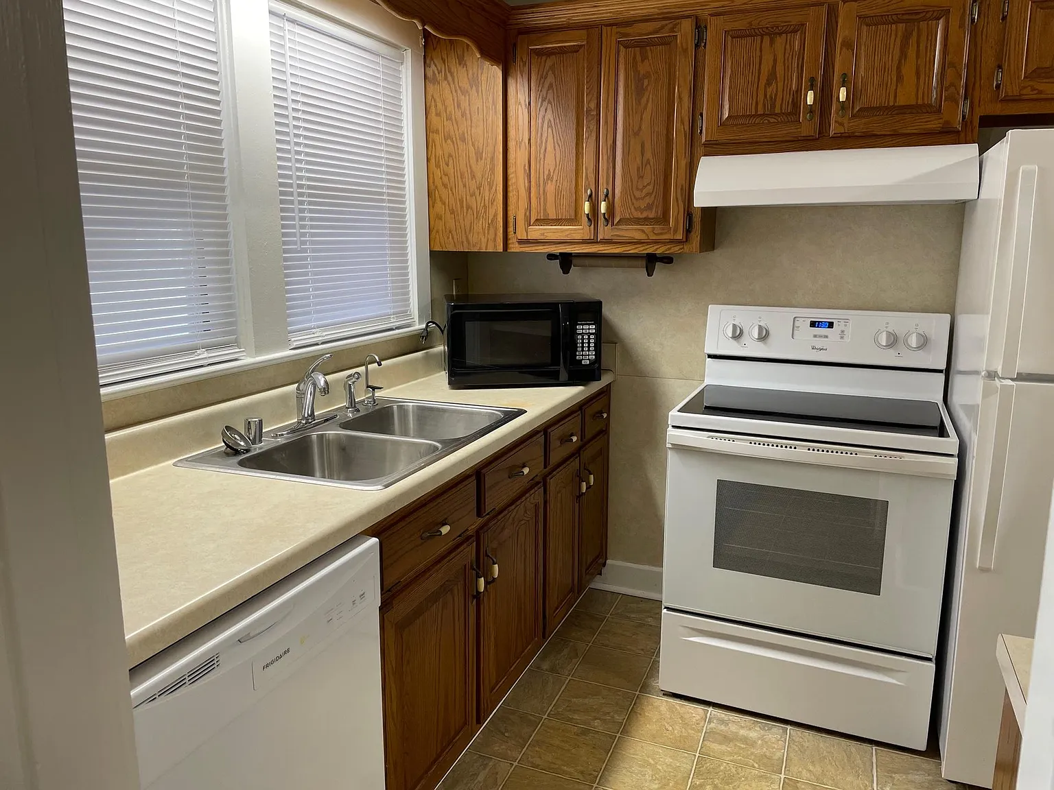 3 bed, 1.5 bath, 1298 sqft, $1,300 — Photo 4