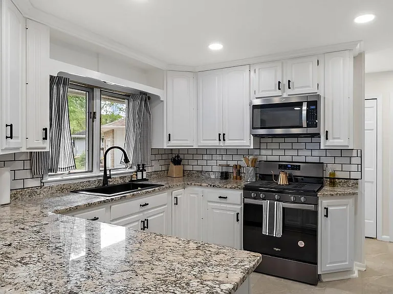 1424 Vista Ln — Photo 4