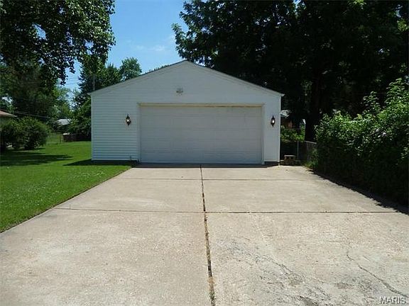 2nd image of 1150 Saint Patrice Ln