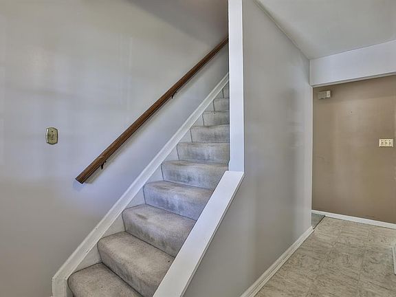 5th image of 1083 Peachtree Ct