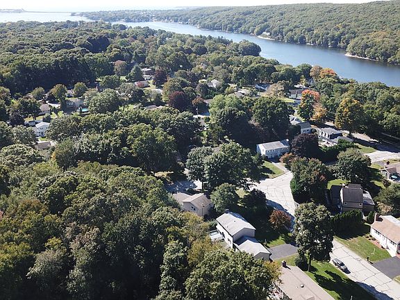 Walk to the Niantic River