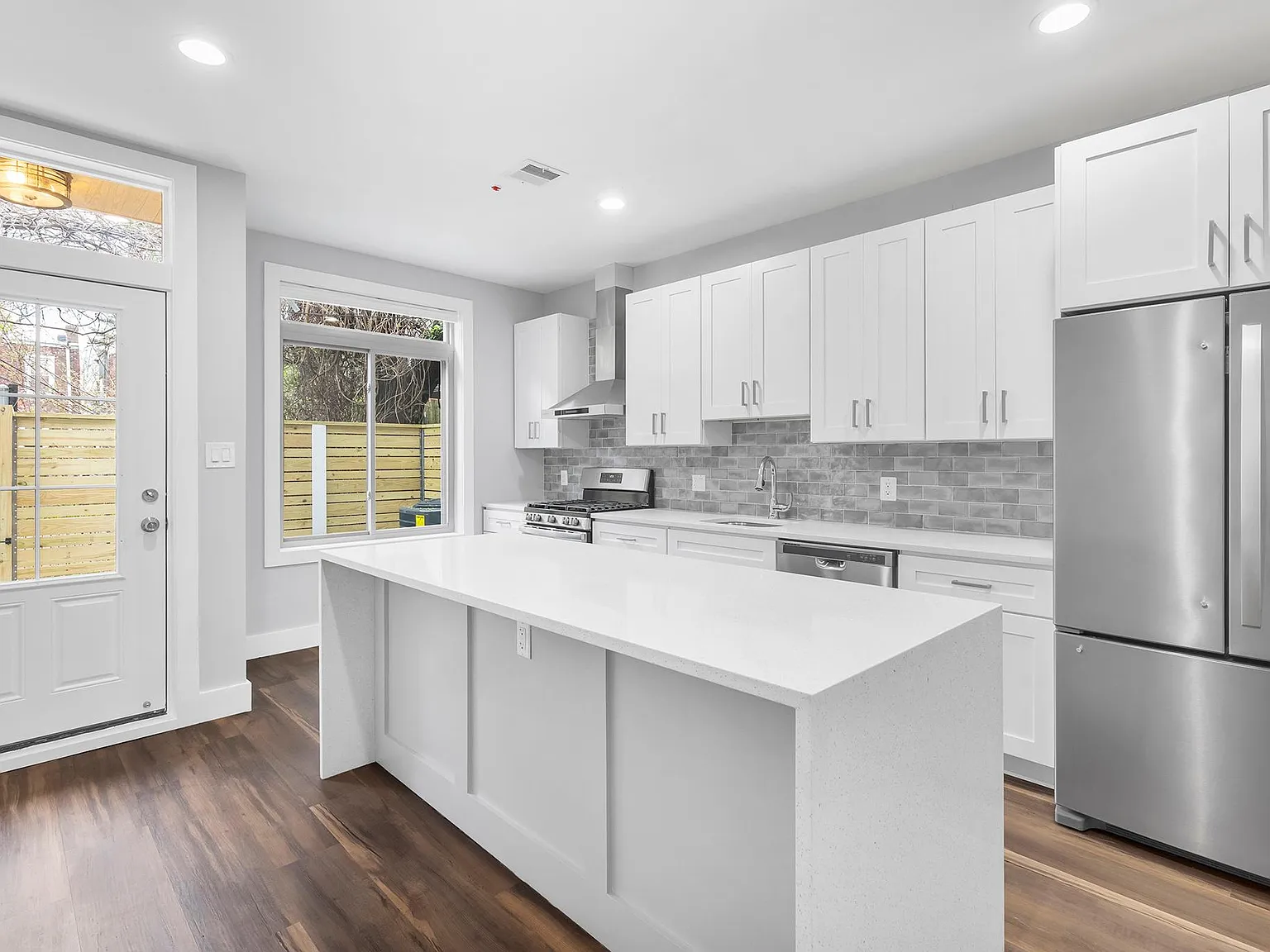 5 bed, 2.5 bath, 2451 sqft, $2,580 — Photo 3