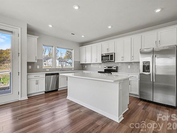 3rd image of 105 Renny Aly