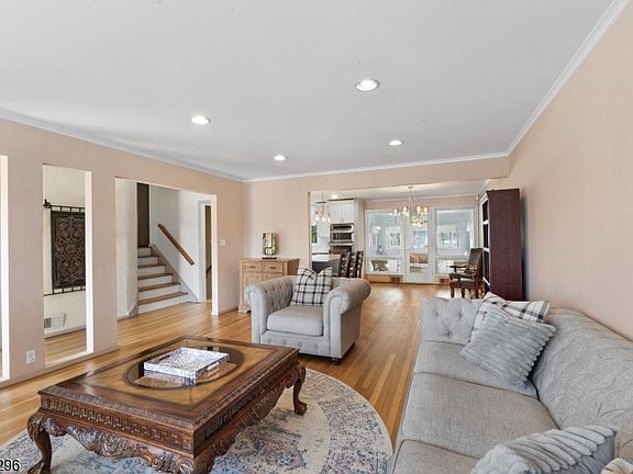 4th image of 156 Wentz Ave