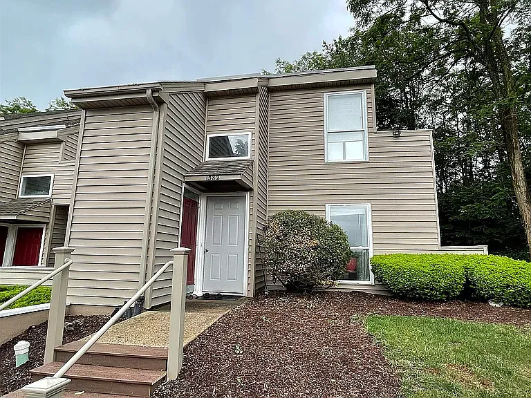 1382 Bradley Dr