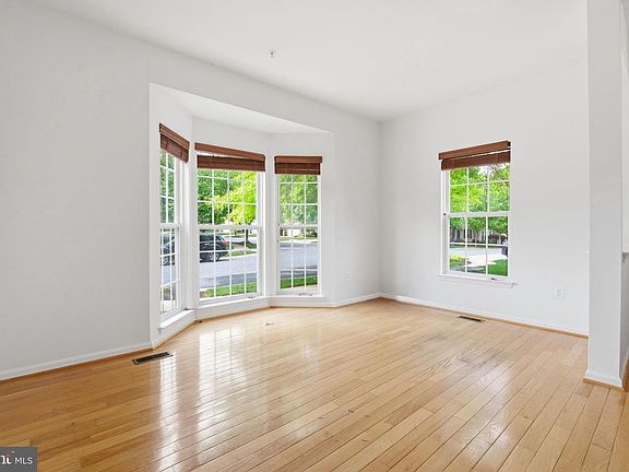 5th image of 211 Arbor Vista Ln
