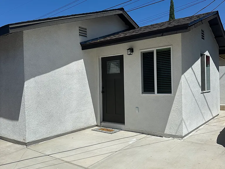 W Court St — Photo 15