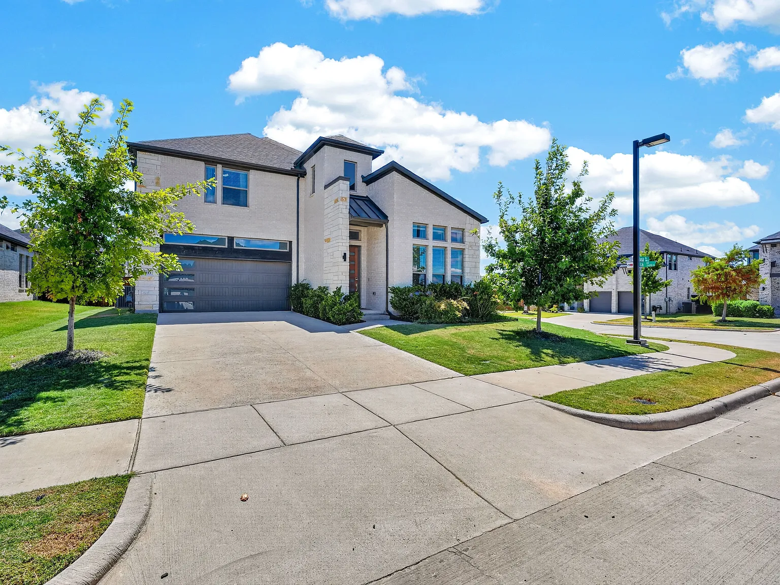 5 bed, 3378 sqft, $4,999 — Photo 2