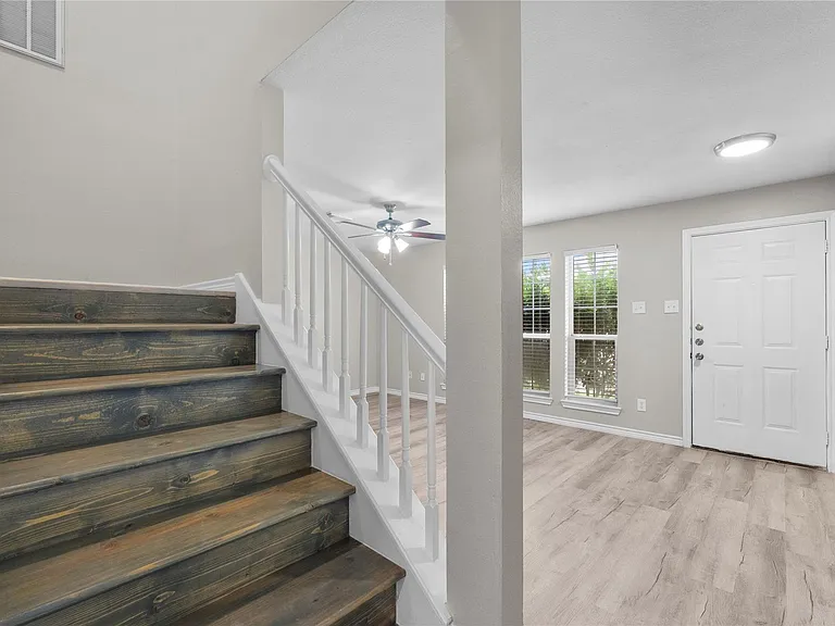 121 Green Isle Ave — Photo 2