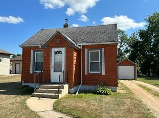 91 6th St, Windom, MN 56101