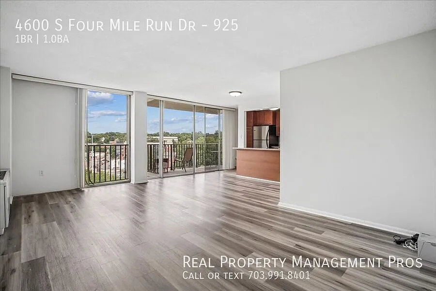 Great location, striking balcony views, abundant closet space, and reserved parking. — Photo 3