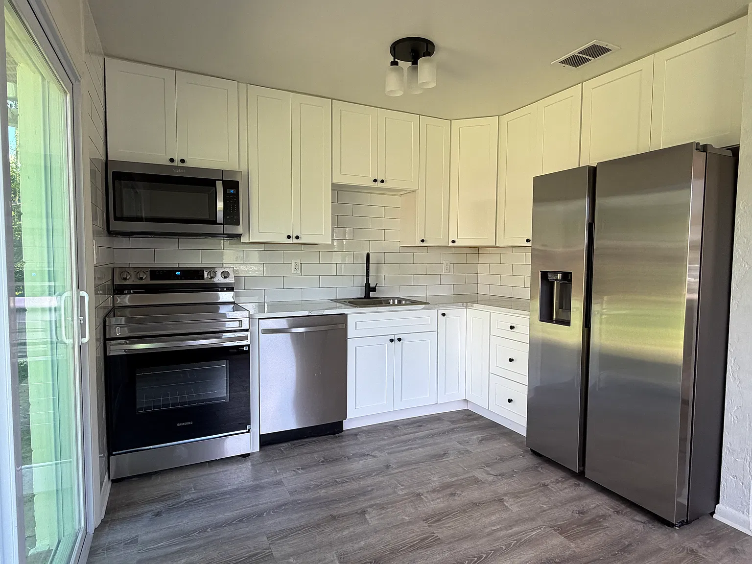 3 bed, 1000 sqft, $1,695 — Photo 2