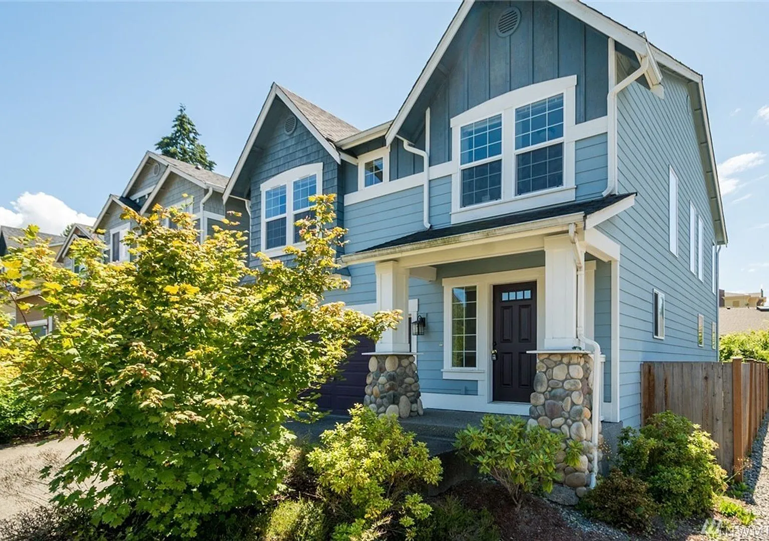 Spacious 3 Bed, 3 Bath Home in Lynnwood with Fenced Yard and Deck — Photo 2