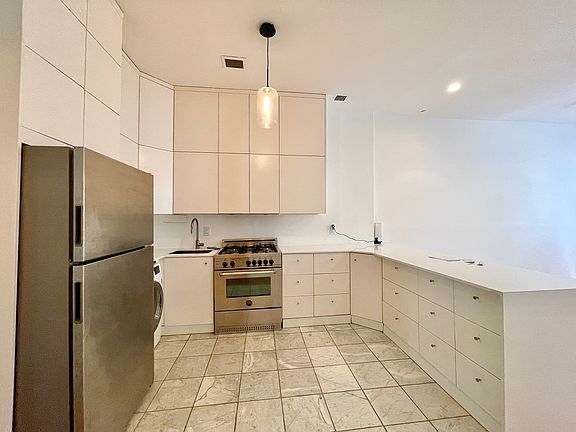 4th image of 1239A Putnam Ave #2
