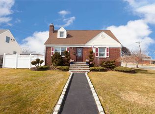 320 Massapequa Ave, Massapequa, NY 11758