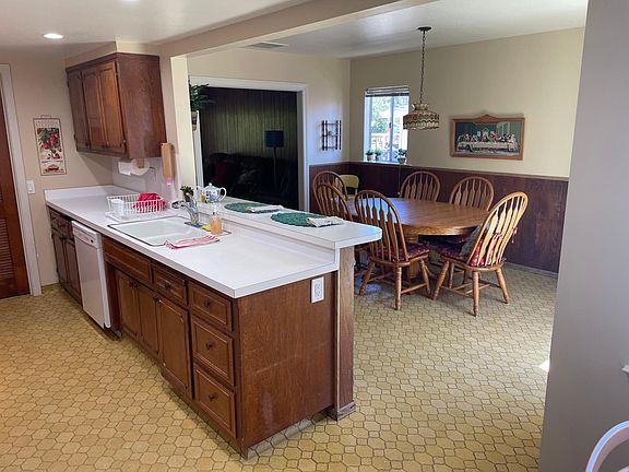 Fun, clean, retro kitchen
