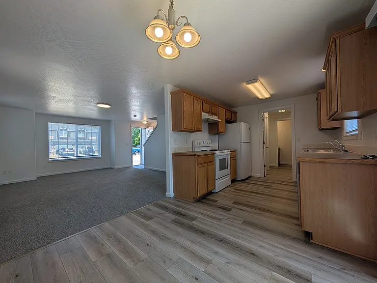 484 Helen St — Photo 7