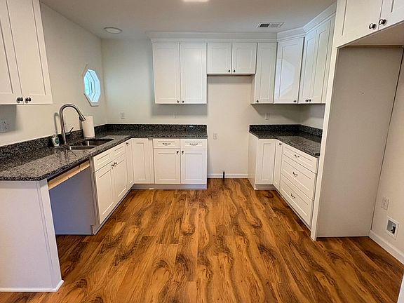 5th image of 302 Commerce St