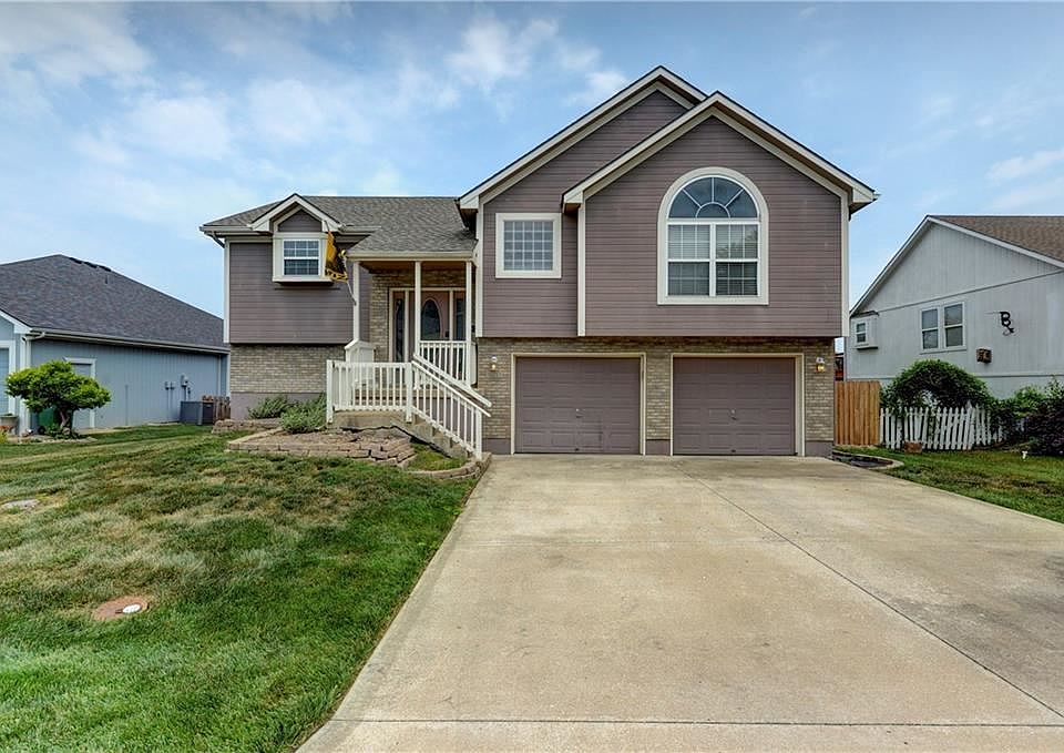 1st image of 423 SW Oak Wood Ln