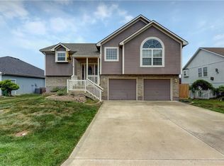 423 SW Oak Wood Ln, Grain Valley, MO 64029