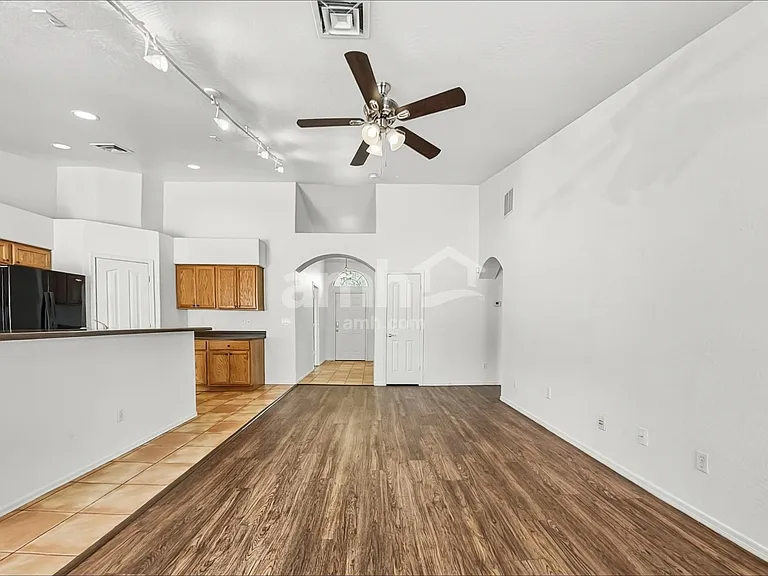 717 W Beth Dr — Photo 7