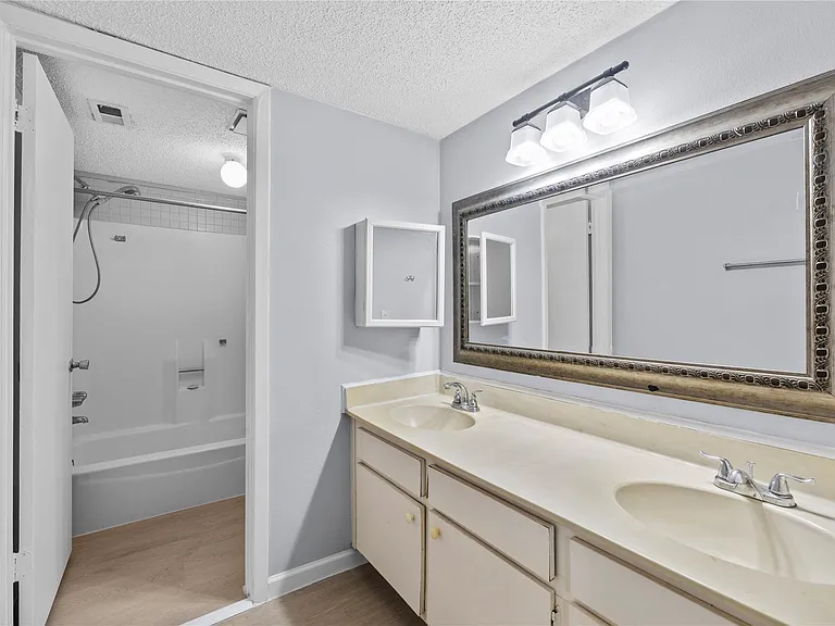 12528 Wellington Park Dr — Photo 9