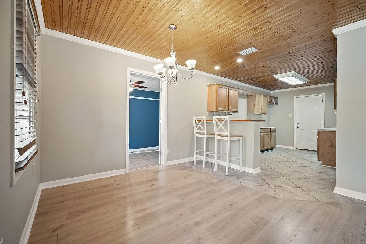 4 bed, 1.0 bath, 1200 sqft, $1,685 — Photo 2