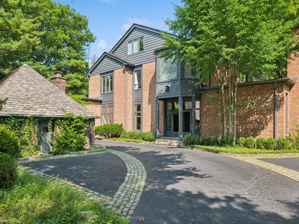 101 N Mayflower Rd, Lake Forest, IL 60045