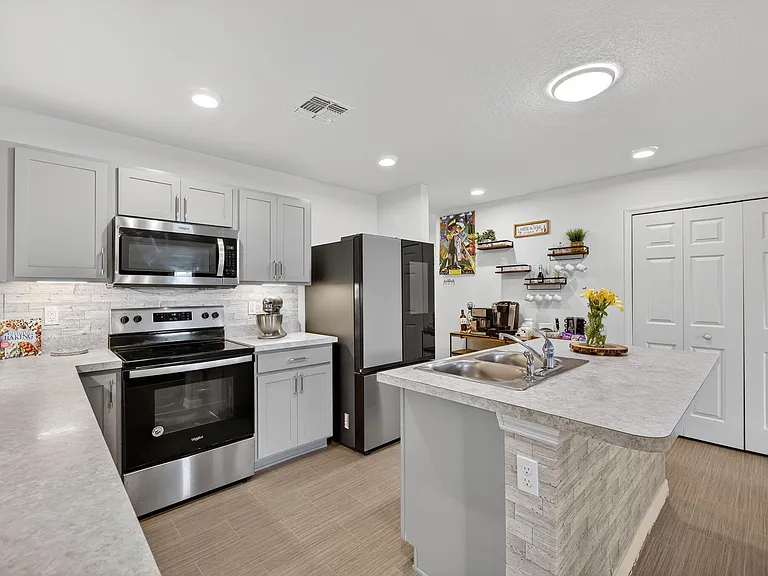 644 SW Hoffenberg Ave — Photo 12