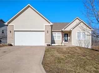 1136 SE Skyview Dr, Blue Springs, MO 64014