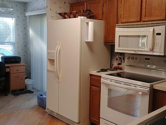 3rd image of 521 Woodwinds Dr