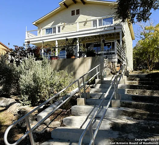 3 bed, 2.5 bath, 2944 sqft, $2,200 — Photo 2