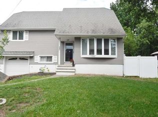 580 Gail Ct, Teaneck, NJ 07666