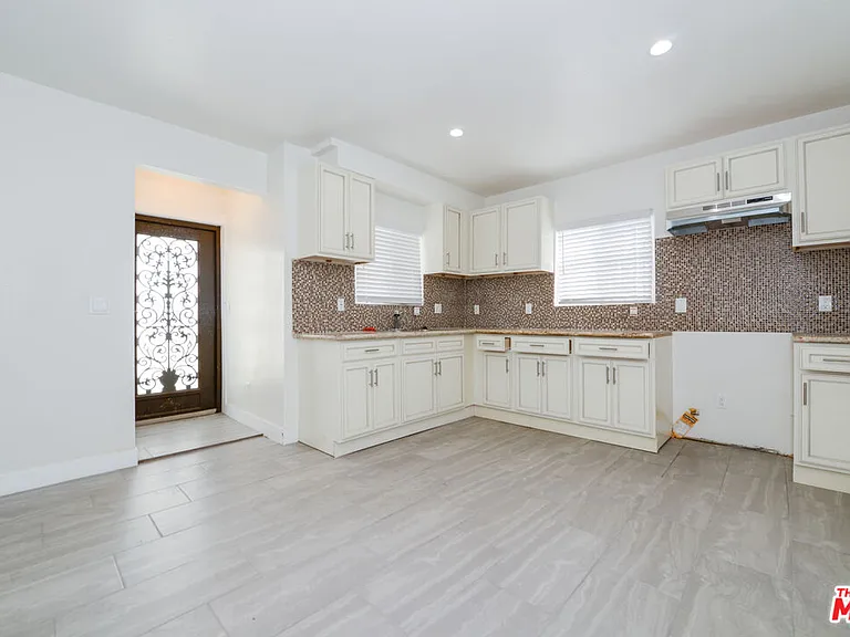 520 W 82nd St #520524-1/4 — Photo 3