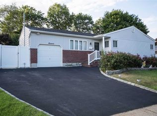 18 Spinner Ln, Commack, NY 11725